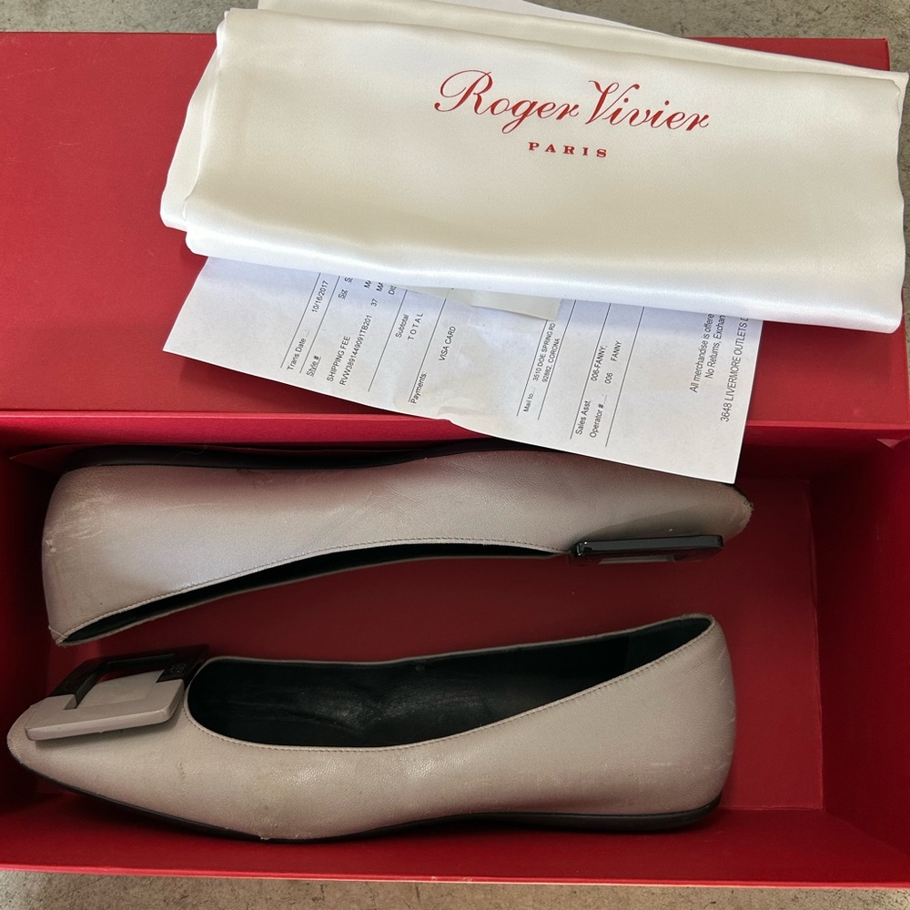 Roger Vivier Women's Beige Flats with Buckle